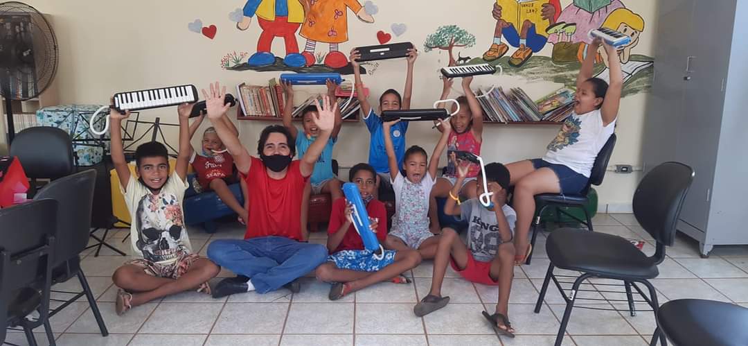 Atividades de musicalização infantil no CRAS Vila Garcia em Sertãozinho 